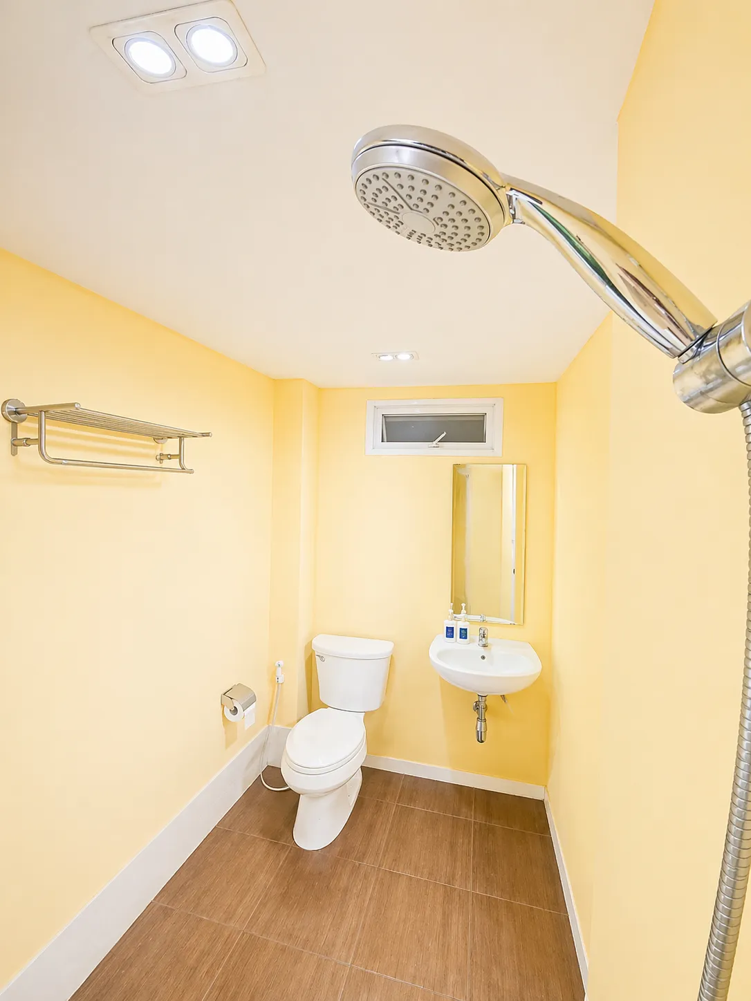 Bright private bathroom at Au Bon Hostel